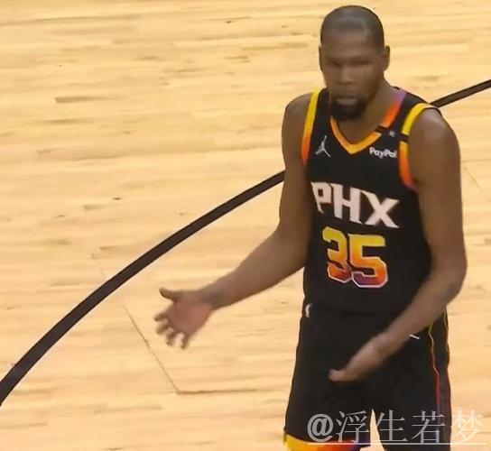 琼斯横传助攻,杜兰特正中三分得手 琼斯横传助攻,杜兰特正中三分得手